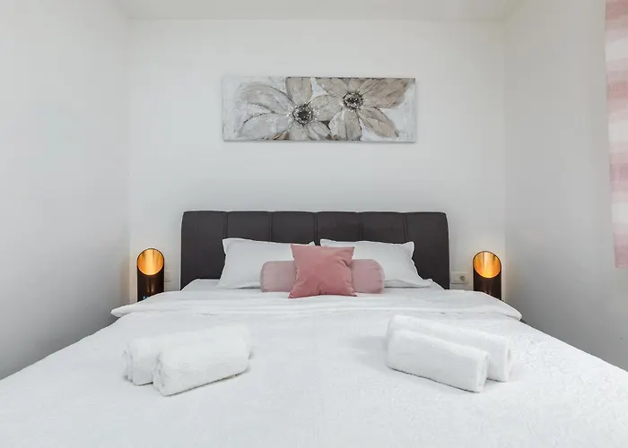 Beautiful In With Wifi * פולה